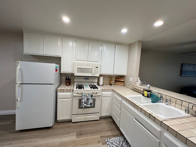 Building Photo - Two bedroom condo on the beach