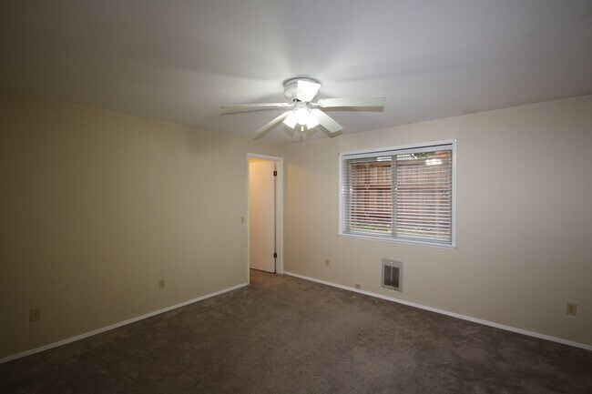 Building Photo - Spacious 3 bedroom, 2 bath home in Northea...