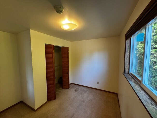 Building Photo - 2 Bedroom + Bonus Room + Loft Hansville Ho...