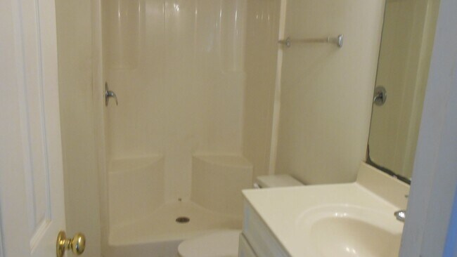 Building Photo - Second floor 2 bedroom, 2 bath condo with community pool