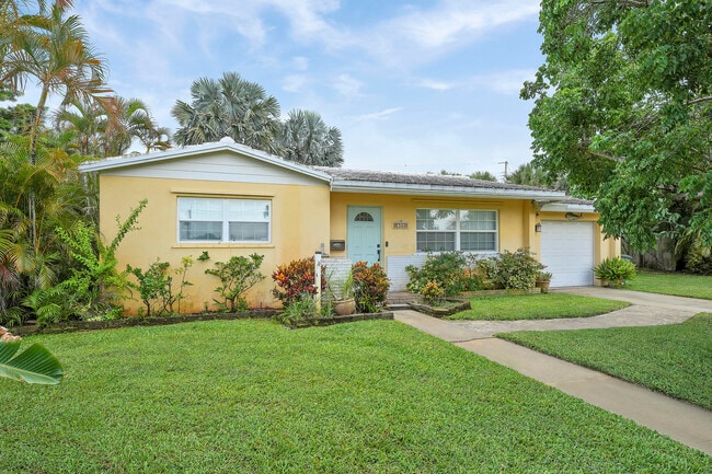 Building Photo - 744 W Ilex Dr
