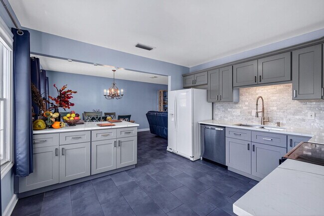 Building Photo - 2025 S Ocean Dr