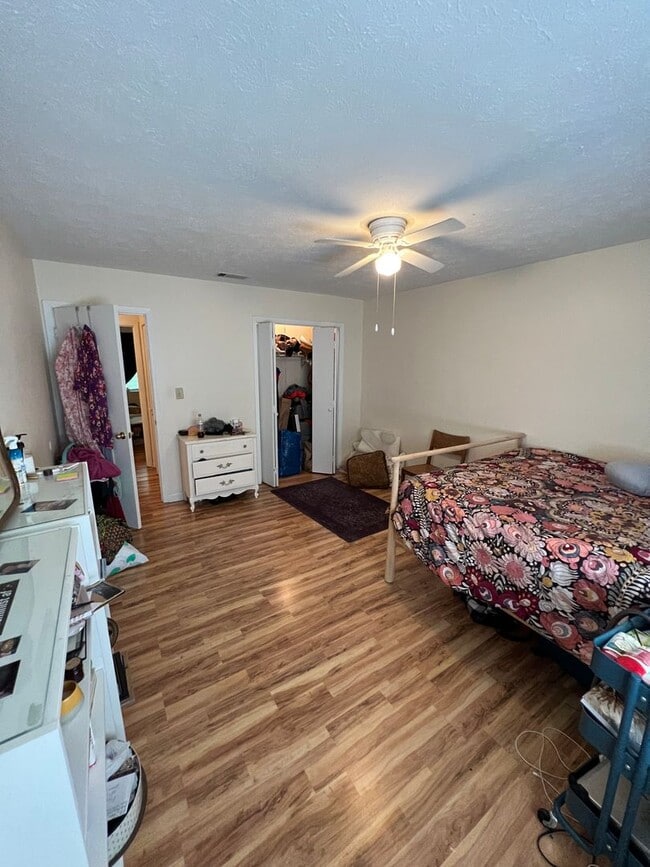 Building Photo - Duplex in Residential Eastside Area