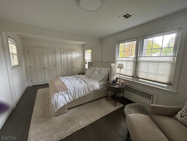 Building Photo - 10 Montvale Ave