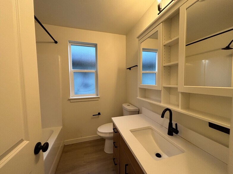 Building Photo - 12070 SE Pine St