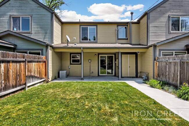 Building Photo - Open Floorplan Townhome with 3 suites