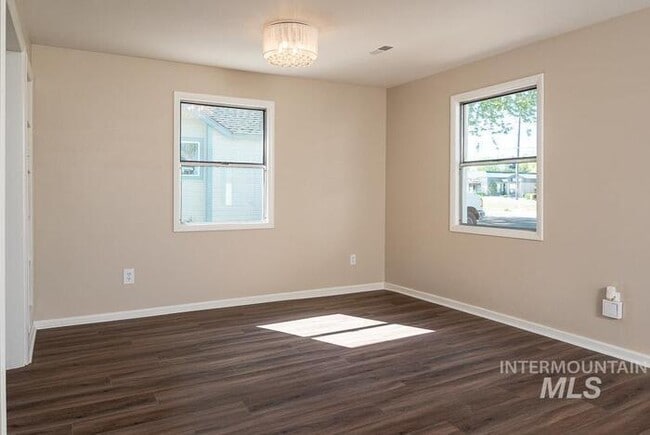 Building Photo - Charming 2 Bed, 1 Bath Single-Family Home with Large Backyard & RV Hookups!