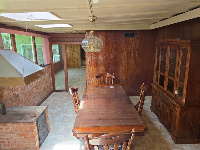 Building Photo - Spacious 4-bedroom family home features ga...