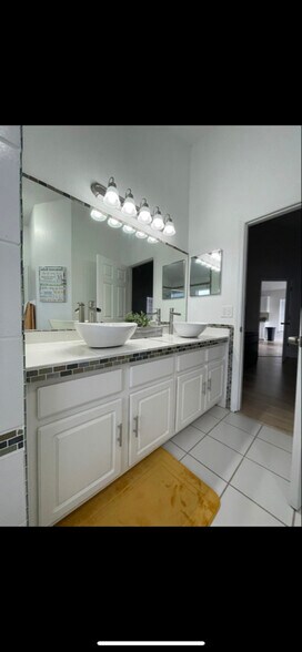 Building Photo - 413 Woodlark Dr