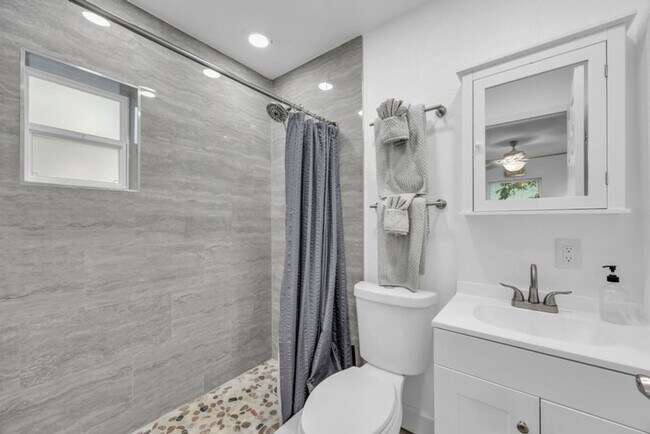 Building Photo - 2362 Pineapple Ave