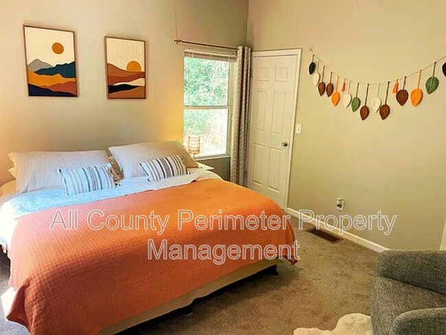 Building Photo - 837 Forrest Cir SE