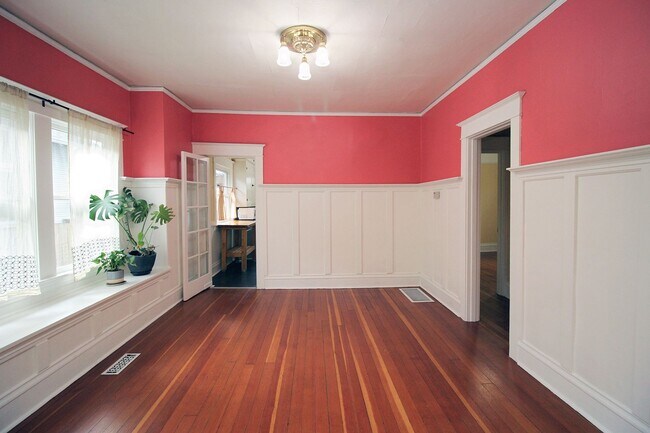 Building Photo - Delightful Remodeled Alberta Arts 3 Bed/2 Bath Bungalow