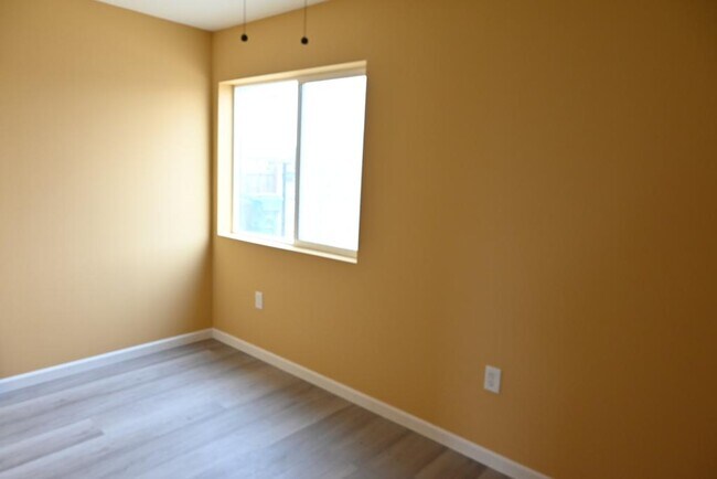 Building Photo - 10701 1/2 Doty Ave