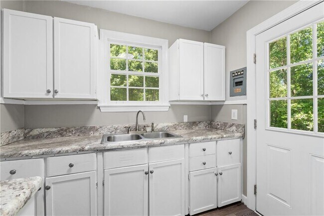 Building Photo - 5263 Border Dr S