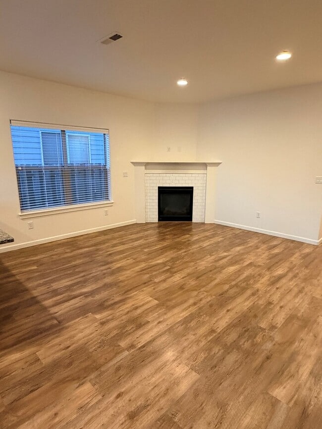 Building Photo - Beautiful Home w/Gas Fireplace, Plank Flooring, Fenced Yard, Garage, W/D & MORE!