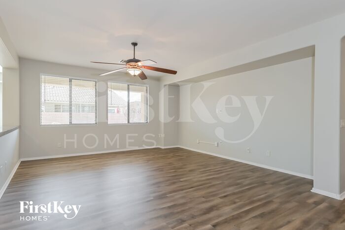 Building Photo - 10588 E Oakbrook St