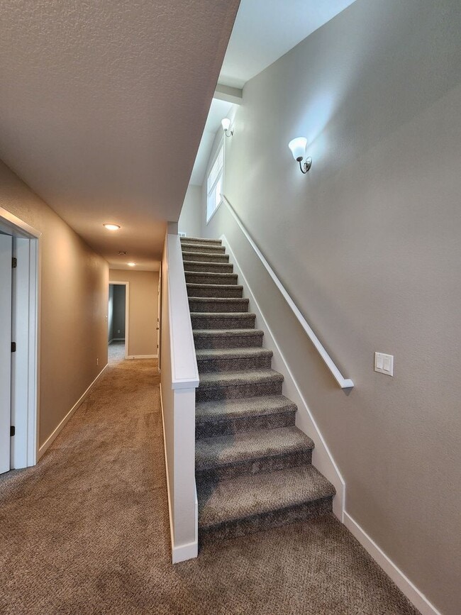 Building Photo - $1,000.00 OFF YOUR FIRST FULL MONTH'S RENT...