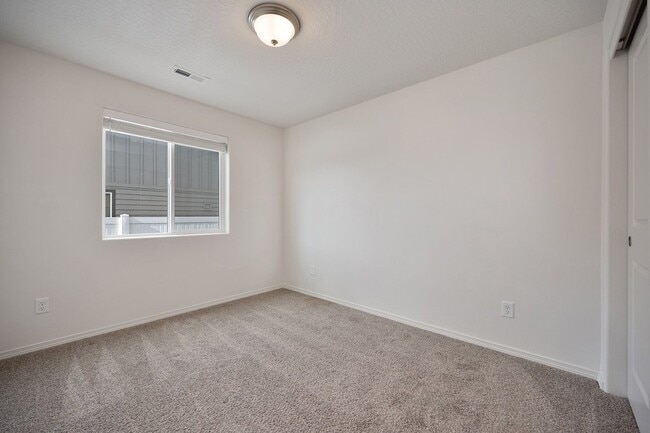 Building Photo - Bright 3-Bedroom Retreat with 2 Full Baths...