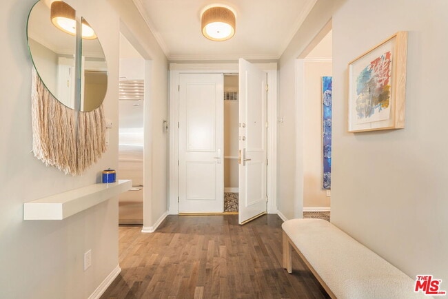 Building Photo - 930 N Doheny Dr