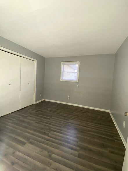 Big Bedroom with walk-In closet - 214 S Bloomington St