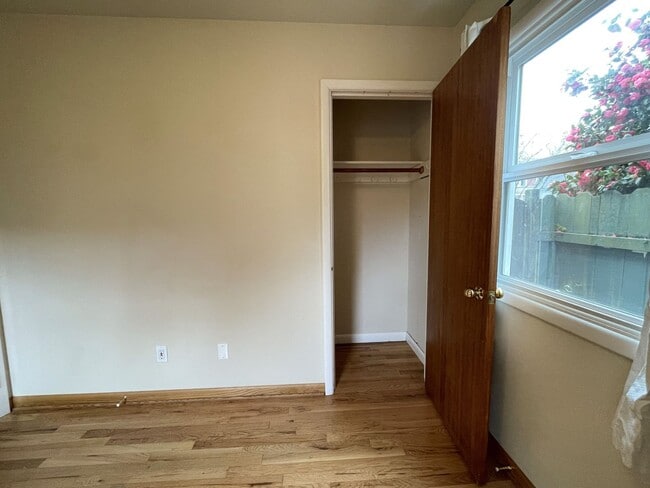 Building Photo - Charming Sellwood Bungalow with Nice Shed, Washer/Dryer, Fenced Yard