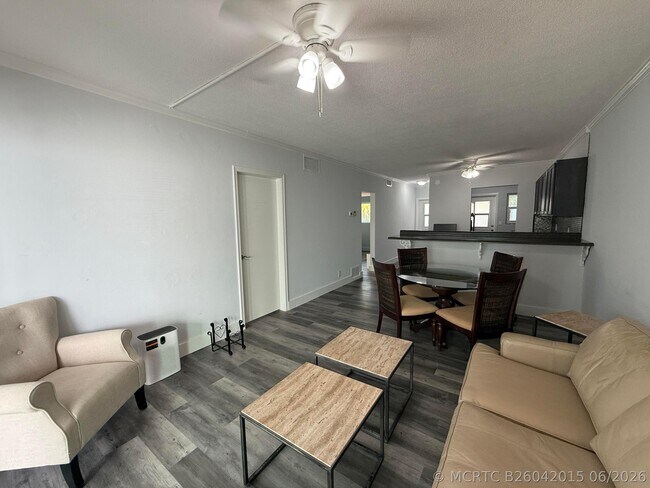 Building Photo - 2121 NE 42nd Ct