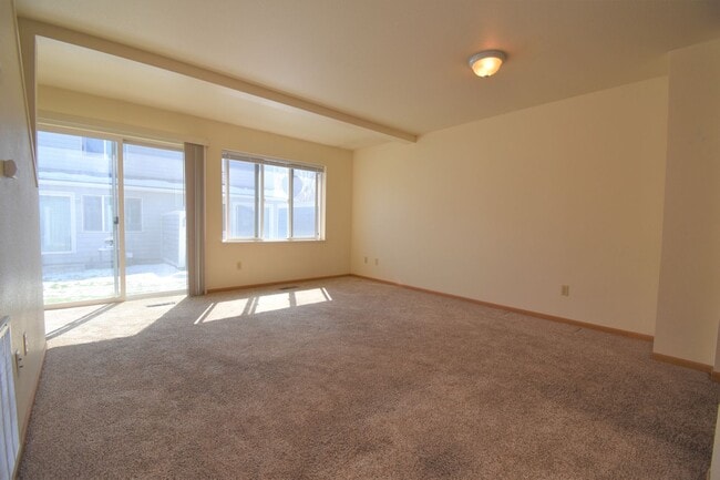 Building Photo - Townhouse style 2bed 1.5bath with attached garage