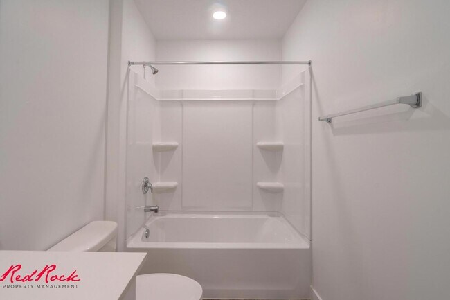 Building Photo - Dog Friendly! 3 Bedroom 2 Bathroom Townhome in Long Valley.