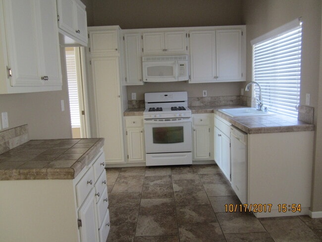 Building Photo - CANYON CREST GORGEOUS SINGLE STORY