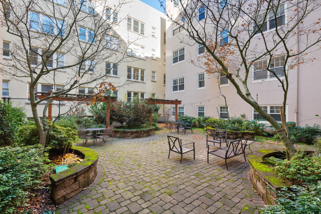 Building Photo - 2015 NW Flanders St