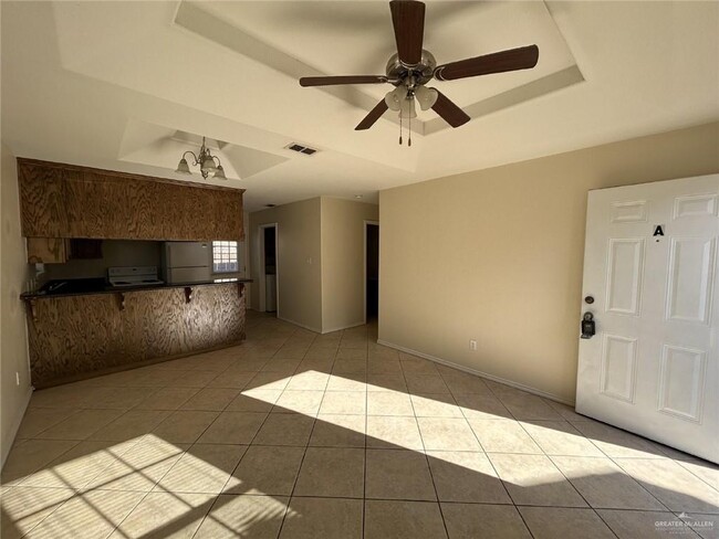 Building Photo - 206 W Albatross Ave