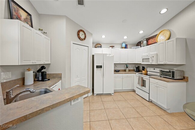 Building Photo - 1831 SE Van Loon Terrace