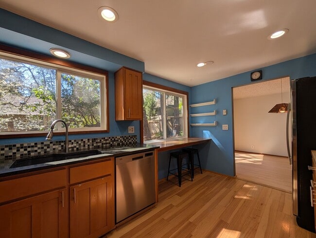 Building Photo - Fantastic 3-Bedroom, 2.5-Bath Home In East Eugene!