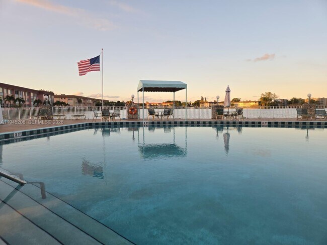 Building Photo - 1481 NE Miami Gardens Dr