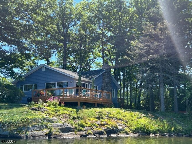 Building Photo - 120 Island Rd