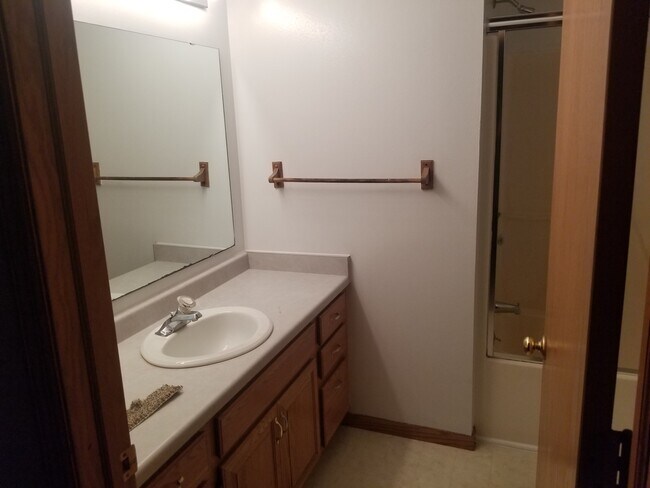 Master bath - 5695 Wilshire Dr