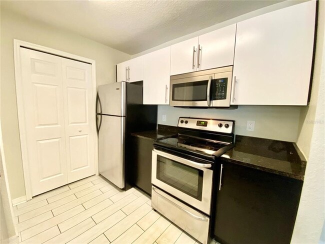 Building Photo - 5479 Vineland Rd