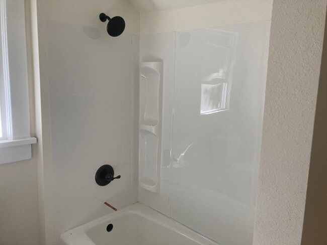 Building Photo - 717 N Forest St