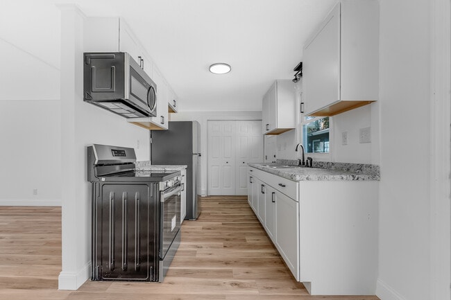 Building Photo - 702 E Park Ave