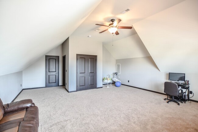 Building Photo - Pet Friendly Three Bedroom with Bonus!