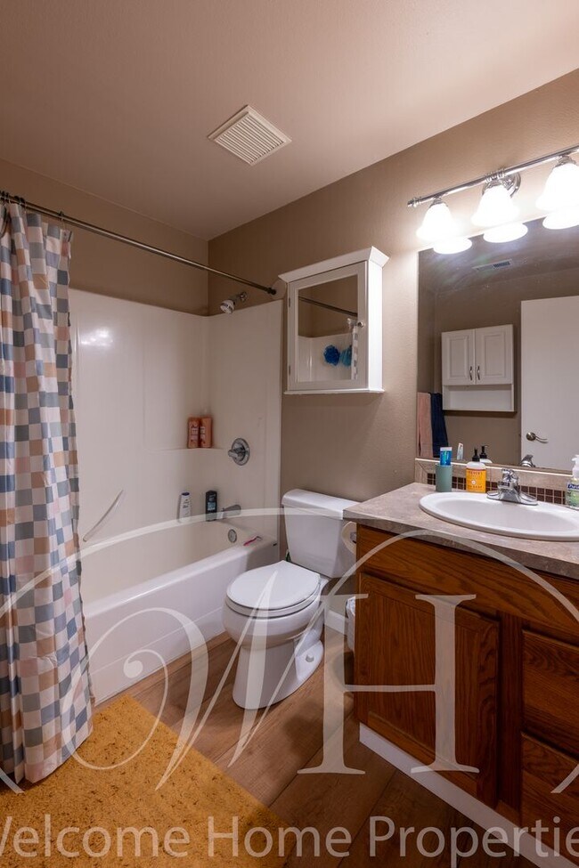 Building Photo - Conveniently Located 3 Bedroom Home with F...