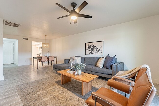Building Photo - Fresh & Clean Townhome in North Phx!