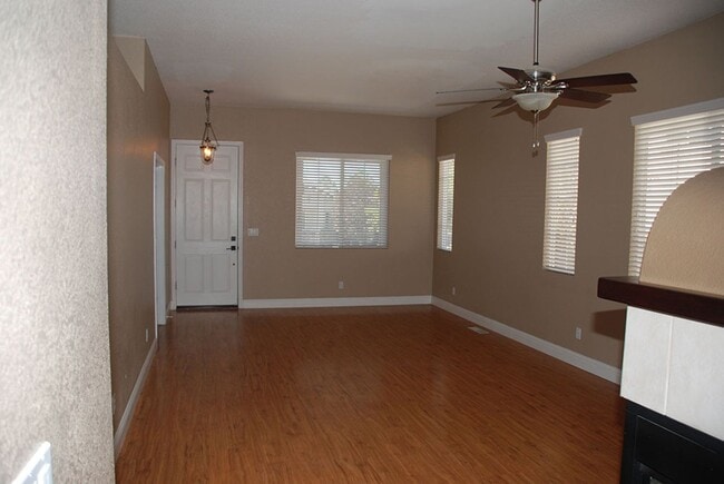 Building Photo - Beautiful 4 br, 2 bath, 2 car garage Home in Sparks.