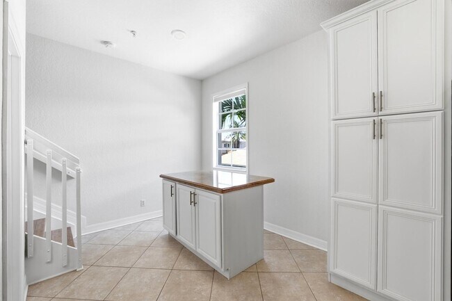 Building Photo - 127 E Thatch Palm Cir