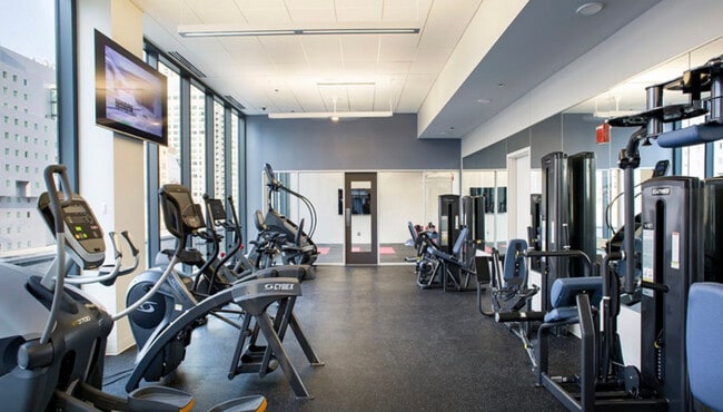 Building Photo - 637 N Wells St