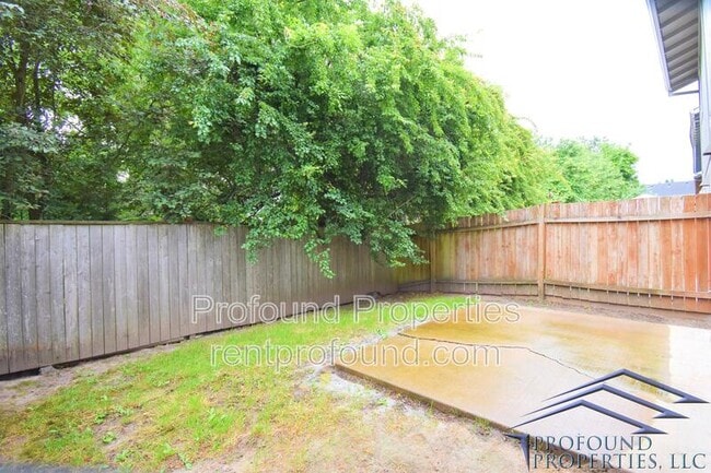 Building Photo - 1448 NE Thomas Ct