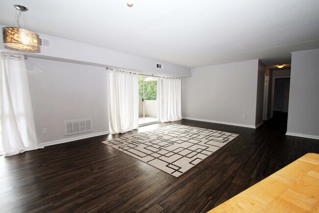 Building Photo - 1401 Charlemagne Cir