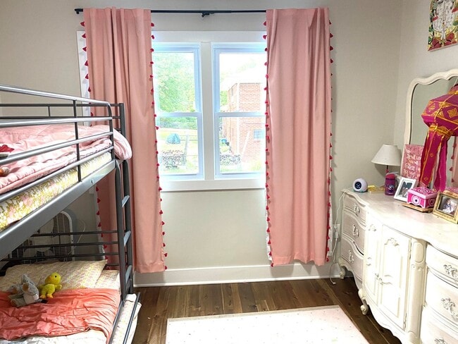 Building Photo - Beautifully remodeled 5 bed / 3 bath on pr...