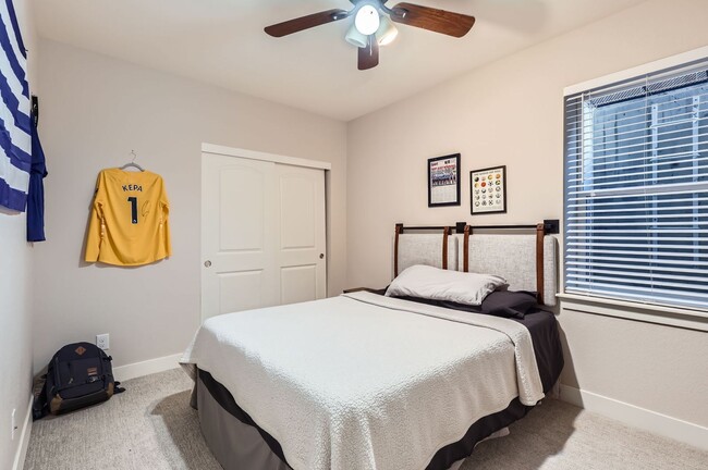 Building Photo - Gorgeous 4 bedroom/3.5 bath in highly desi...