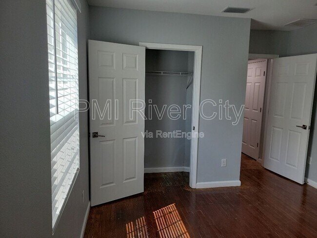 Building Photo - 1356 River Hills Cir E